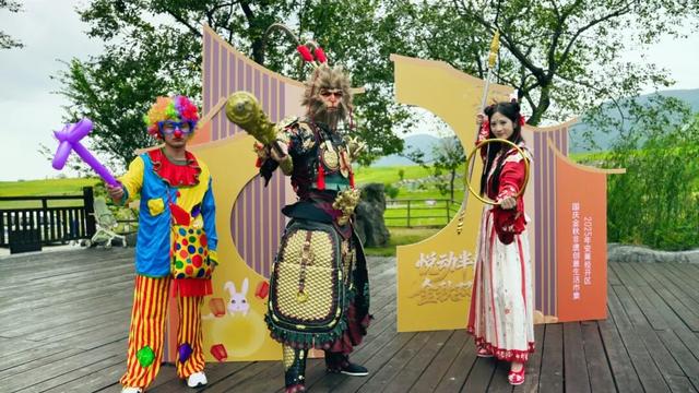 国庆首日，所见之处皆是幸福！半汤泉栖谷唱响《我和我的祖国》