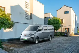 车长近5米+6座，电芯8年质保，五菱扬光客车版上市，仅7.38万起图片