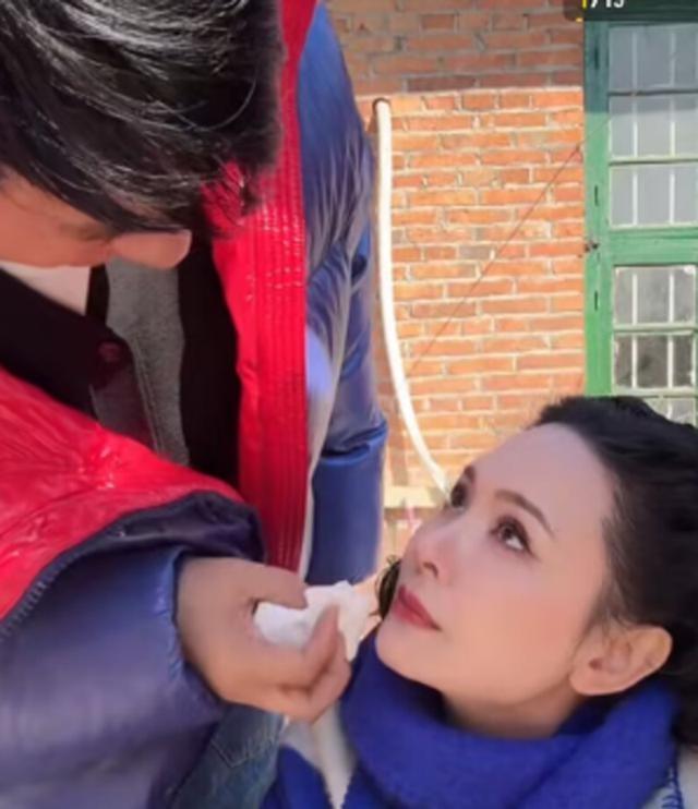 程莉莎陪郭晓东回村，和婆婆住破旧老房吃地瓜，穿3万元大衣喊冷