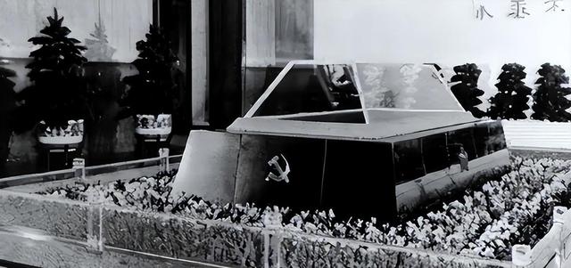 1976年运送毛主席遗体，发生三个“想不到”，华：人民不想主席走