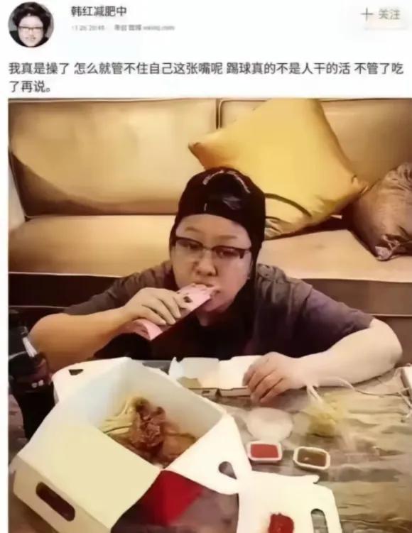 54岁韩红瘦40斤美到认不出，穿夹克配马丁靴，时尚得像变了个人