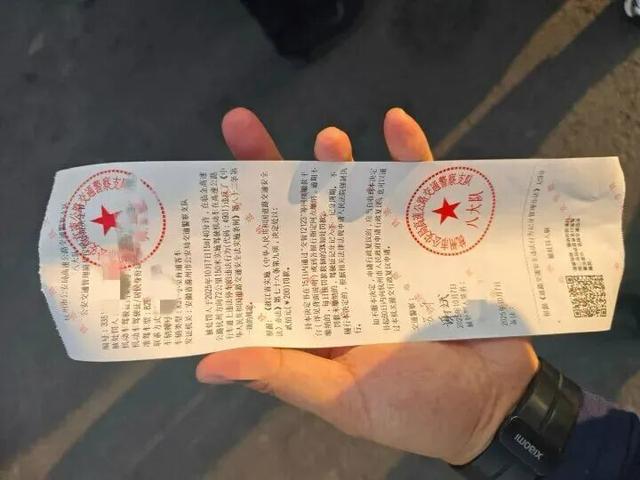 男子开智驾酣睡致车辆停滞高速超车道