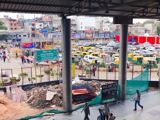 中国游客第一次到印度旅游，看见他们首都的火车站，差点被吓到？