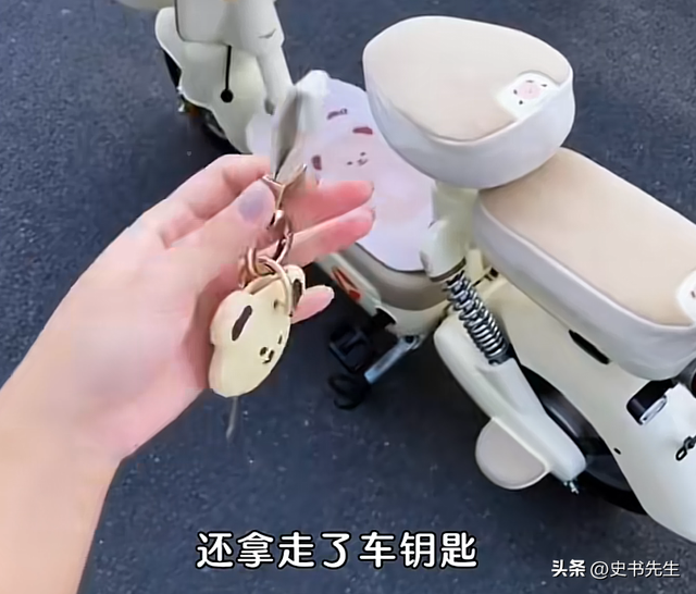 买小吃被拔走钥匙后续！态度粗暴，女生当场吓哭，学校通报引质疑