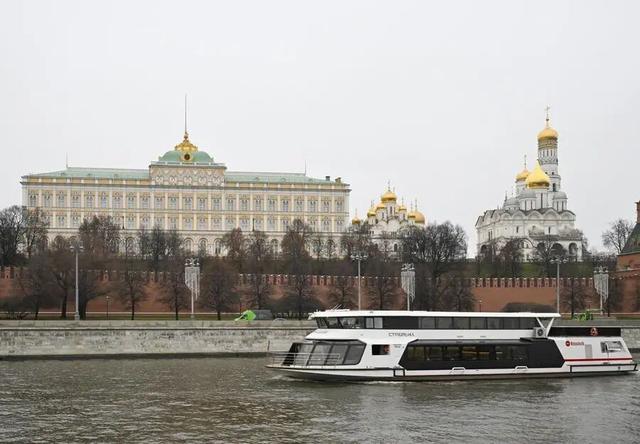 赴俄免签来了！旅行平台搜索量暴涨，黑河口岸游客排长队，旅行社：目前俄罗斯极光、冰雪等项目受青睐