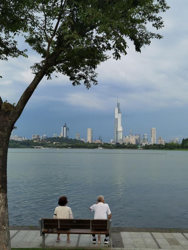 安享一刻：湖边宴坐