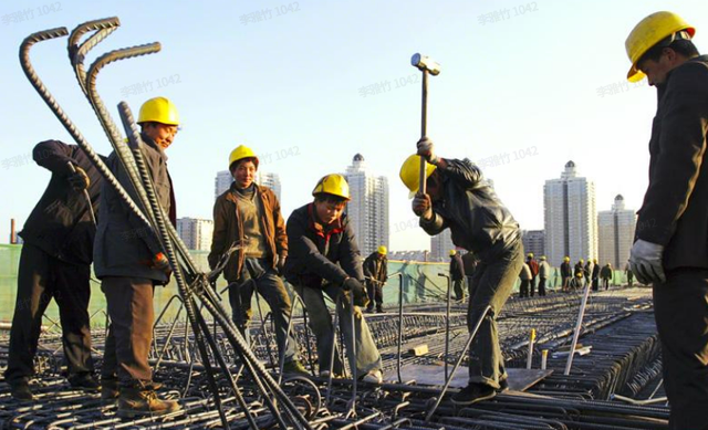 中央重磅定调！2026要给居民“涨工资”，哪些人或将获益？