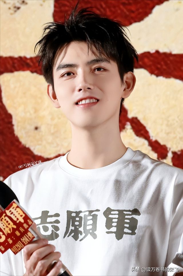 长得太美被导演占为己有，4年后生下大明星儿子，17岁就成男一号