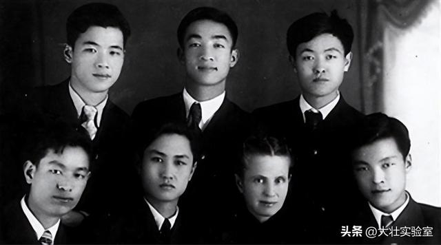 60年代，李鹏夫妇与儿女们在天安门广场，一张温暖的罕见全家福！