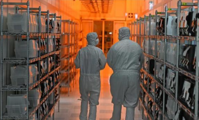 荷兰跟着美国卡中国芯片，中方反手查 ASML，芬洛小镇工人慌了