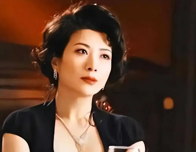 权色交易、陪睡上位，她压根不沾边，简直是娱圈的一股“清流”