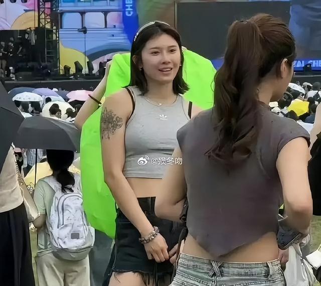 吴艳妮在成都，穿短裤大腿粗壮，一身奢侈品牌，表情自信又张扬！