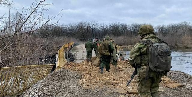 1天猛攻87次！乌军被俄全面包围，特朗普横叉一杠，要和普京谈谈