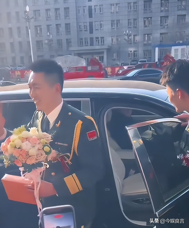 最帅升旗手张自轩大婚不到24小时，荒唐一幕出现	，新娘受无妄之灾