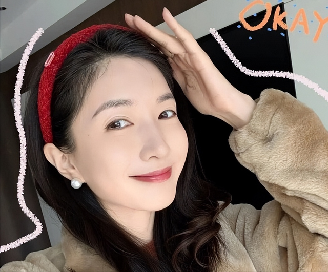 比整容还离谱！39岁江疏影现身活动，脸僵似硅胶，造型丑到认不出