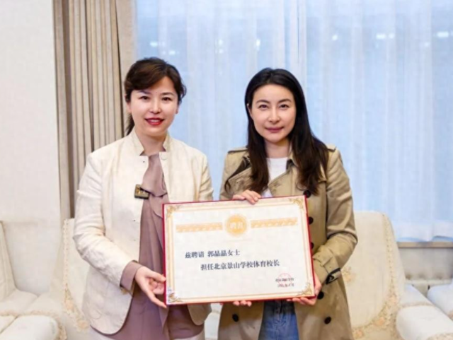 霍启刚没想到！44岁妻子和79岁老爸同时官宣喜讯，为霍家“争光”