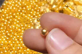 金价狂飙，第一批沉迷“攒金豆”的年轻人，开始意识到不对劲！图片