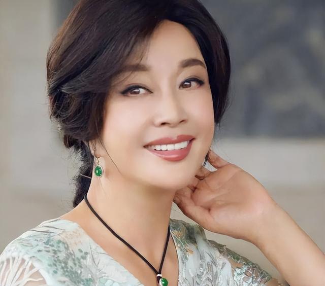 从一线明星，沦落到拍短剧	，这5位演员走到今天这步，怪不了别人