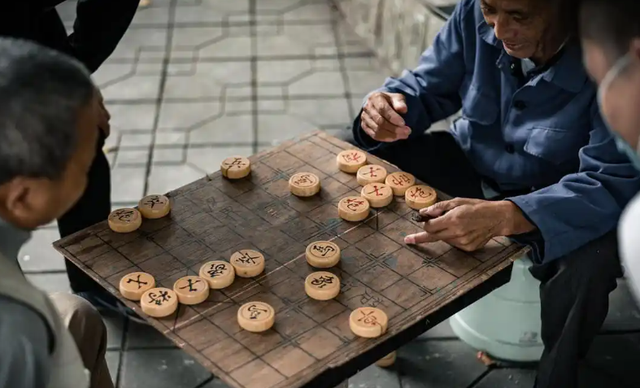 医生发现：那些经常下棋的老人，到六十岁以后，大多变成了这样