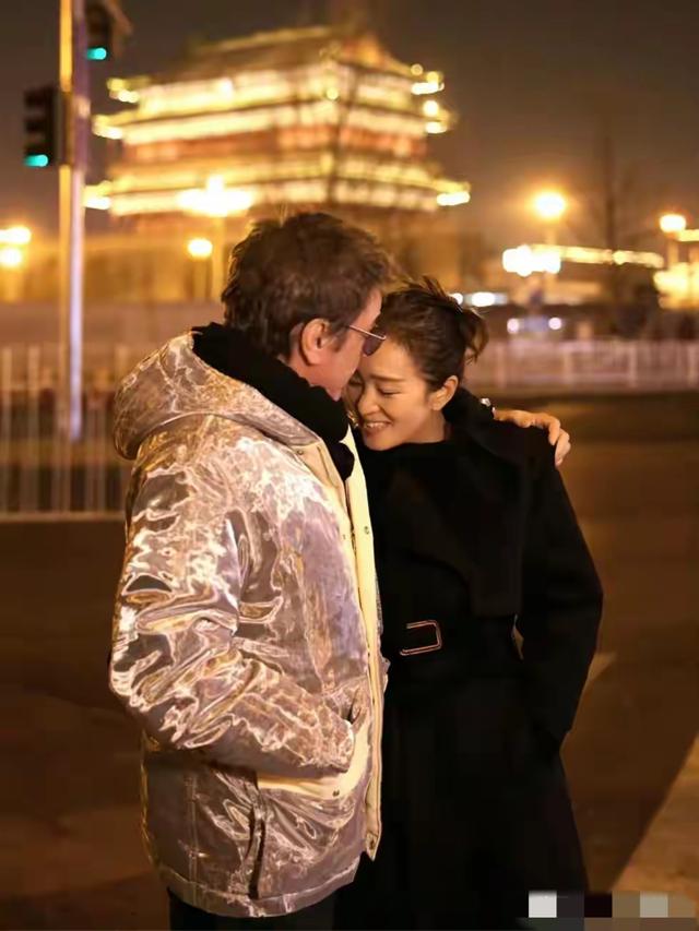 巩俐和老公打卡北京中轴线60岁和77岁就像两个年轻人在谈恋爱一样