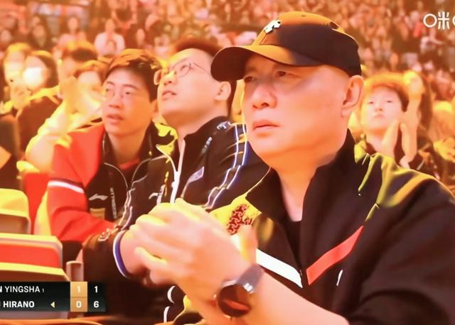 北京大满贯，杨广弟在看台上的一个举动，让我们知道莎莎的不易