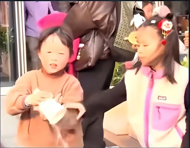 女孩打翻水杯事件发酵：涉事母亲正脸曝光，同小区业主评价真相了