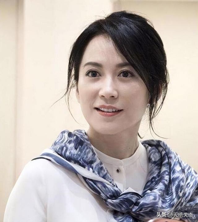 至今未婚未育，身边却有男人陪了近 20 年！54岁的她才是人间清醒