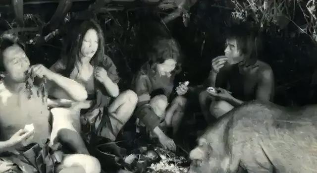 解放军在云南原始森林，发现一群男女	，他们住草棚靠野果捕猎为生