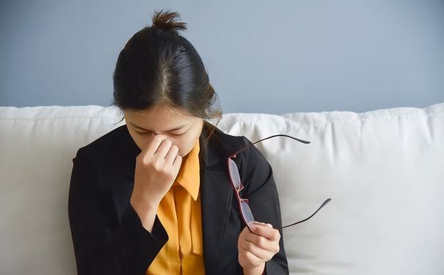 民间说“左眼跳财，右眼跳灾”，其实是错误的，眼皮跳是在提醒你