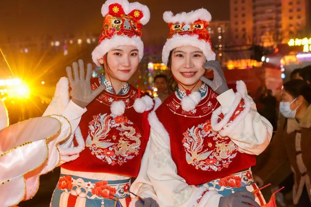 这么亮,那么美,泰达街在人潮中守住元宵夜繁华