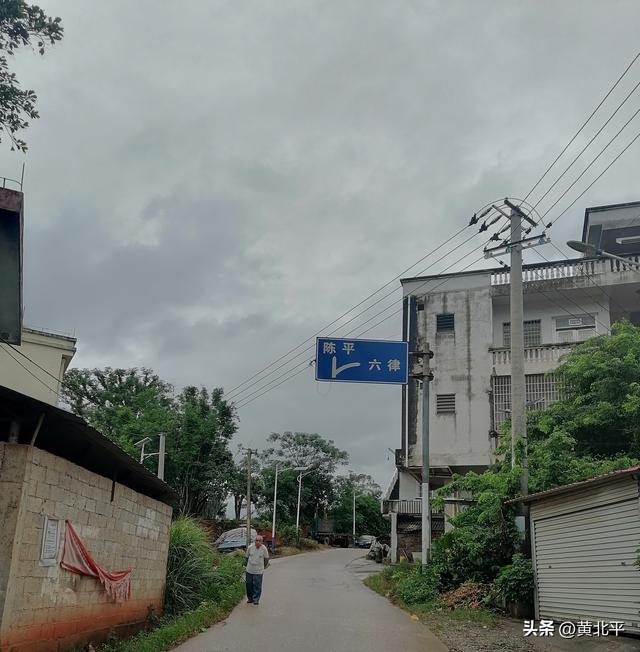 广西南宁市宾阳县邓姓人家起居而得名邓村，村内没有一户人家姓邓