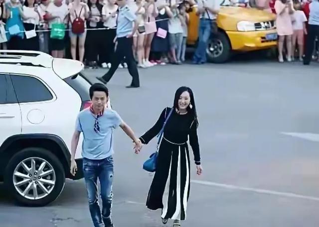 51岁的何炅，牵手54岁的杨钰莹，年过半百的俩人，画面温馨