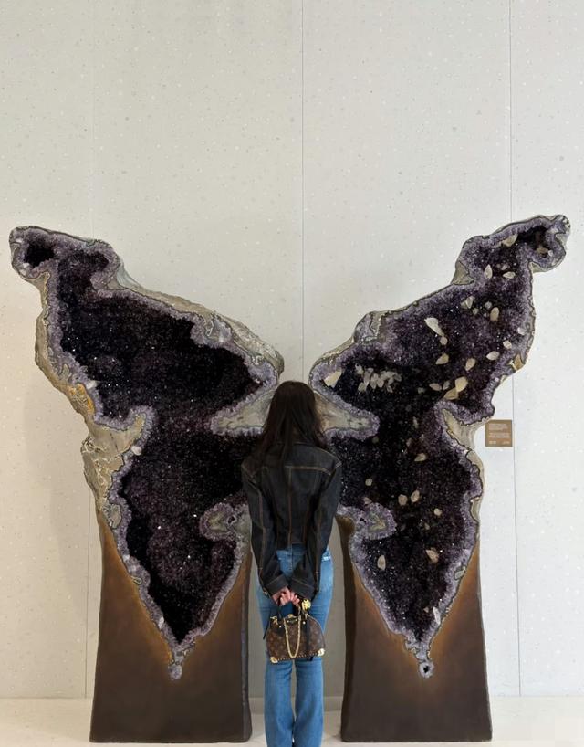 刘亦菲又出新图，穿牛仔裤大长腿抢镜，手上戴鸽子蛋大的钻戒