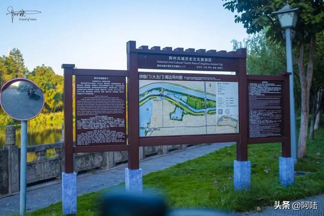 朝宗楼是荆州城墙上唯一的古城楼,所以有两道铁门把关,闲人莫近