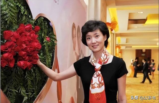 李修平近况：身材高挑资深美，结婚20年无儿女，专注事业不内耗