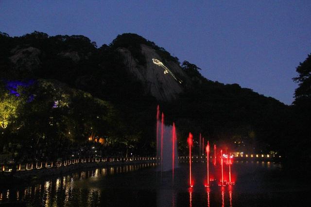 千山景区新增震撼光影景观 云潭瀑布与激光秀交相辉映