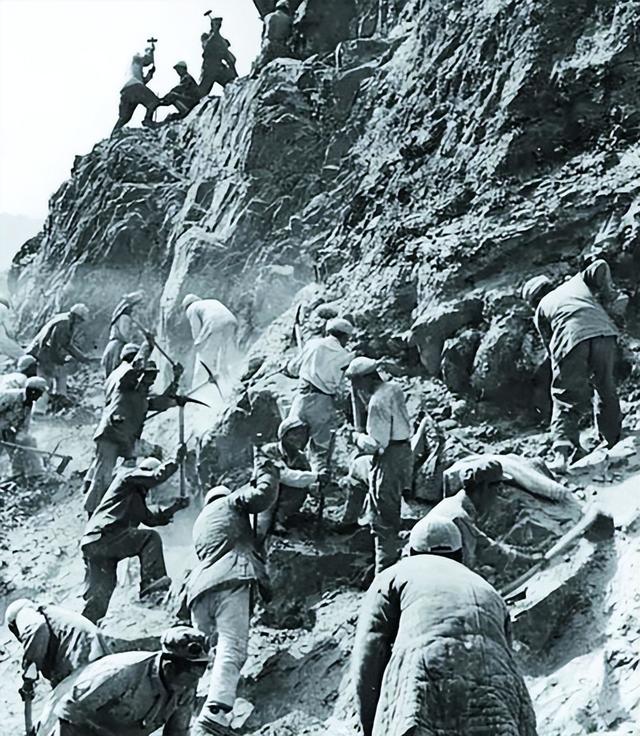 雪域天路奇迹，1200 公里青藏公路，只用 7 个月零 4 天被 “砸” 出来了