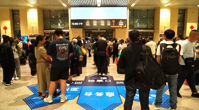 这个火车站今夏爆火，日均超8000人次！旅客：乘车全是细节！