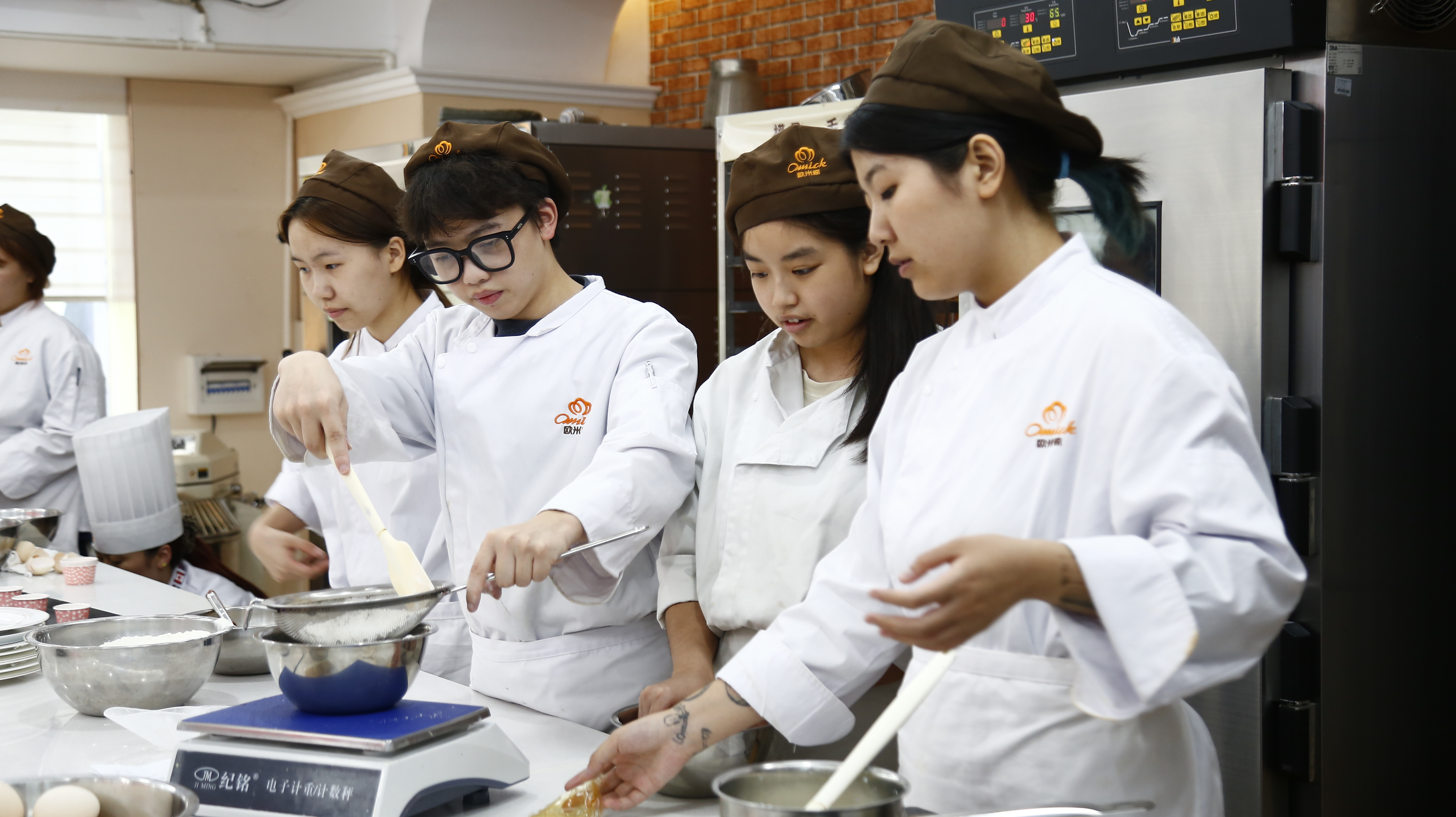 重庆欧米奇西点培训_重庆西点烘焙学校排名_重庆学蛋糕哪家学校好