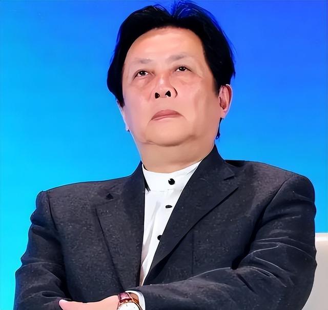 没想到，73岁唐国强受邀观礼阅兵刚一个月，竟再令所有人刮目相看