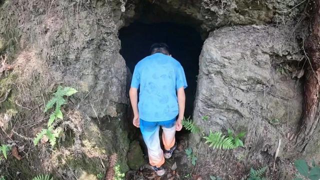 重庆大学城深山发现一排蛮子洞，内部有古人留下的文字和生活痕迹