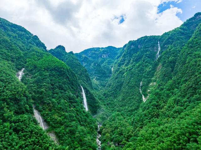 等一个雨后初晴的日子，来明月山邂逅云海奇观吧！