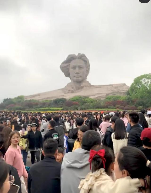 北有橘子洲毛主席雕像，南有杨梅洲彭元帅雕像。一南一北佑护湖南