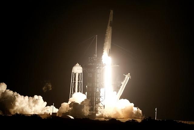 马斯克翻脸了？特朗普政府动手了！SpaceX差点被扫地出门