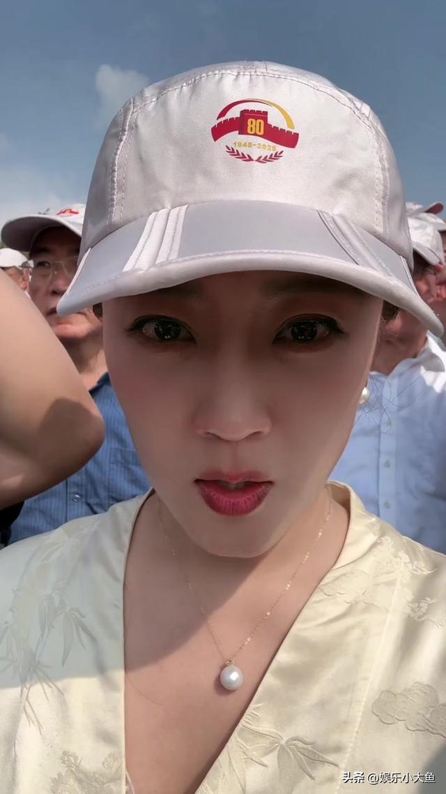 王小玮受邀现场观礼九三阅兵，穿中式套裙戴珍珠耳环美得耀眼
