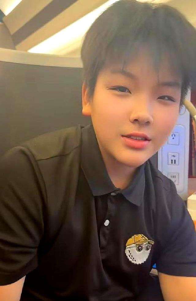 杨子陪黄圣依娘家过中秋，13岁安迪瘦身变化大