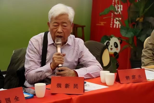 思勤高娃敬献书法作品《东方神》纪念毛泽东同志诞辰132周年