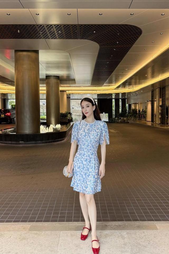 方媛大方晒孕肚，她腹部圆润有马甲线，她穿蓝裙搭红色玛丽珍鞋美