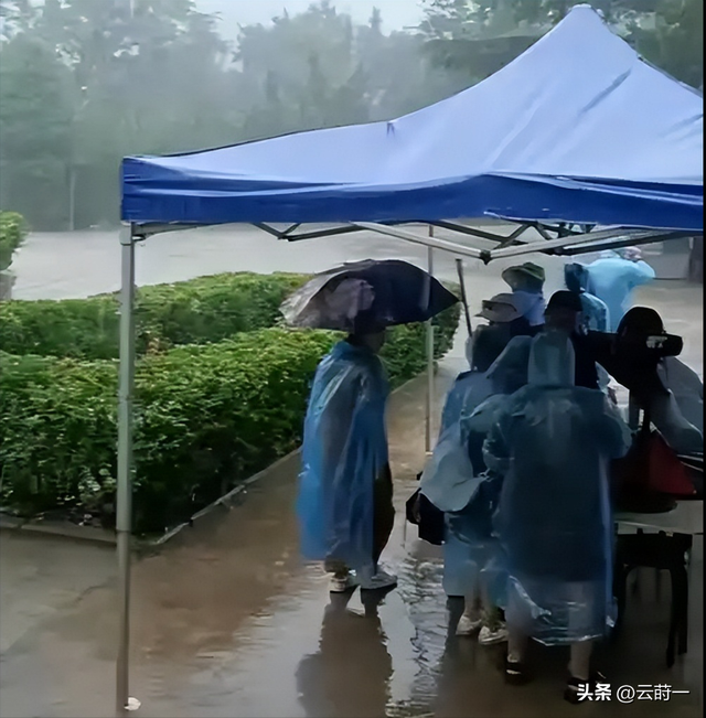 离谱！郑州特大暴雨！少林寺拒绝游客入屋避雨！理由引发网友争议