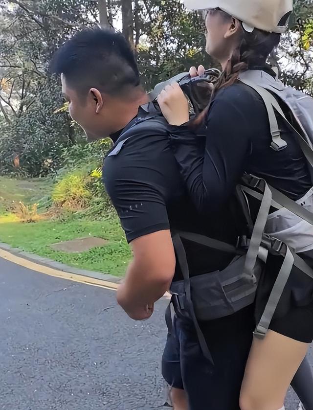 广东女子登山崴脚，被陌生小伙背40分钟下山，恶心一幕出现了